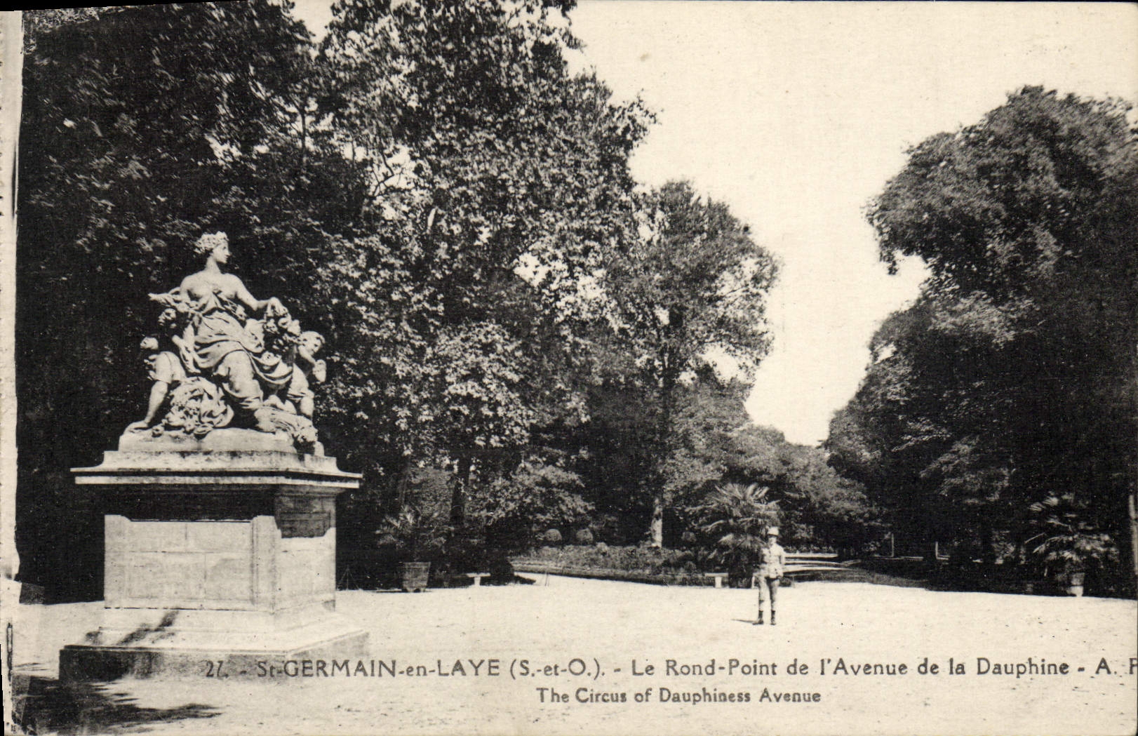 St-GERMAIN-en-LAYE (S.-et-O.) — Le Rond-Point de l’Avenue de la Dauphine — A. P.