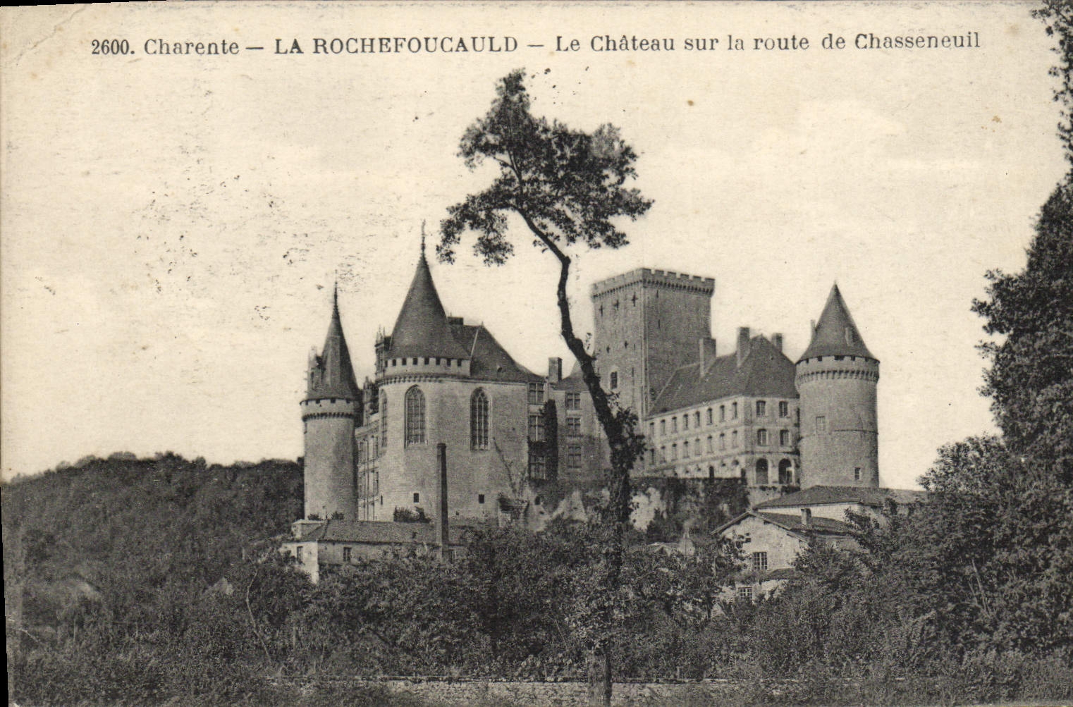La Rochefoucauld — Le Château sur la route de Chasseneuil — F. Braun, phot.-édit., O. Royan, Charente-Inférieure