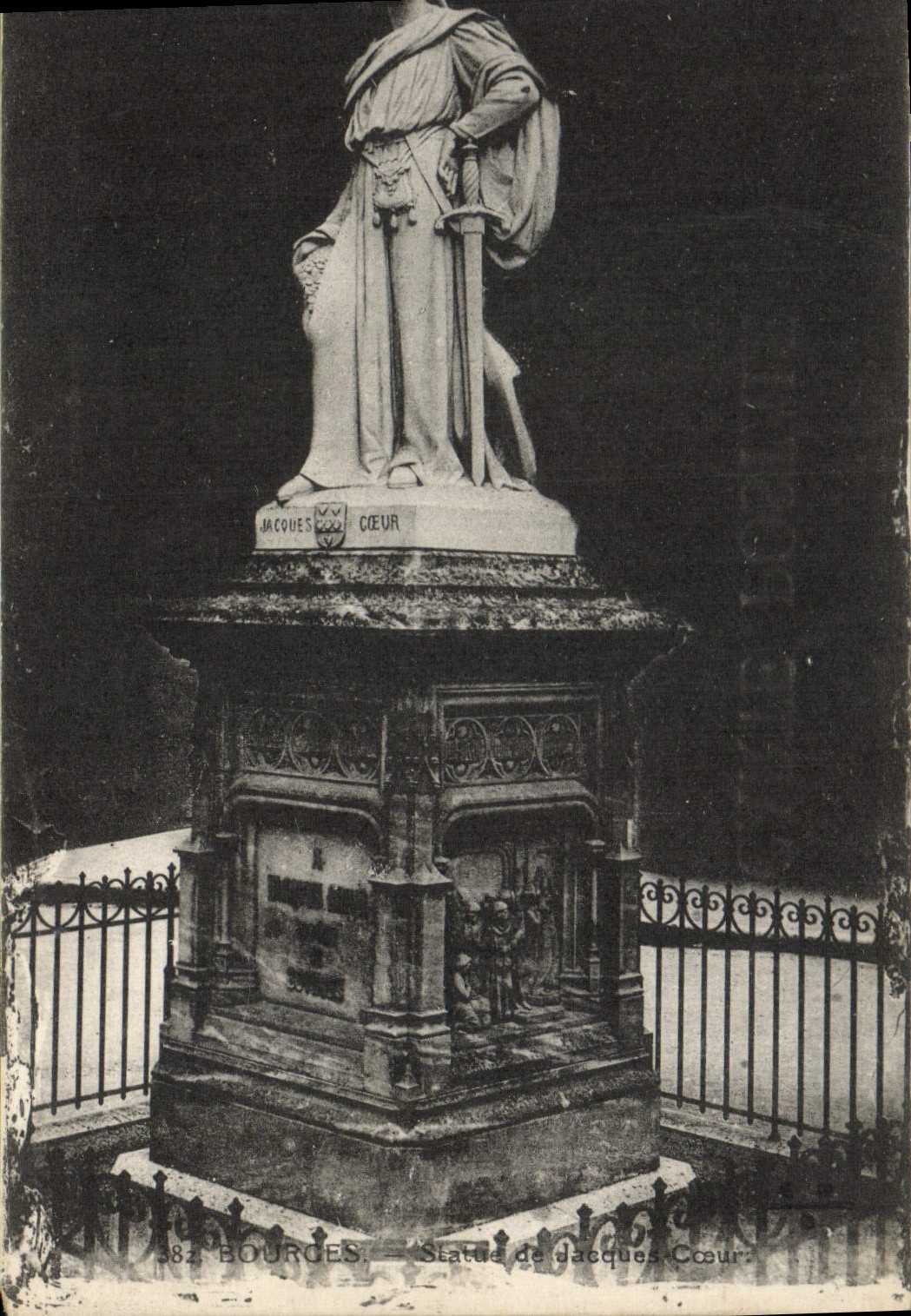 CPA Bourges Statue de Jacques Coeur 