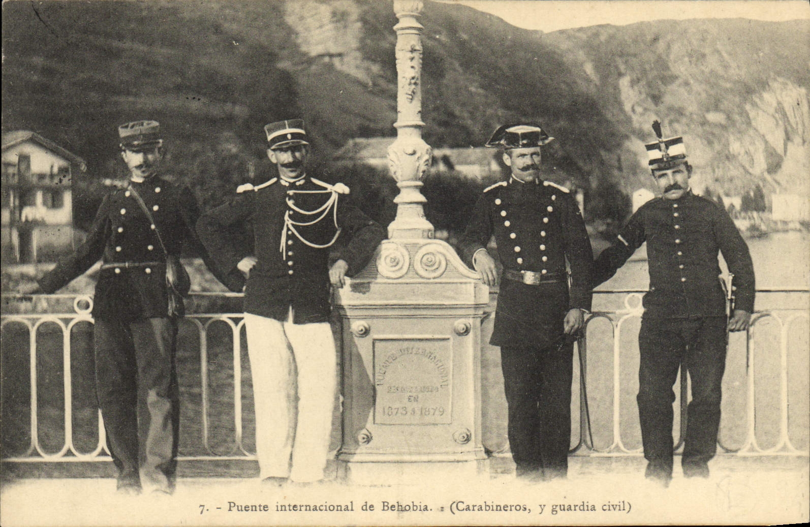Ponte internacional de Behobia — Carabineros, y guardia civil — Rug. Paranh, edit. Biarritz