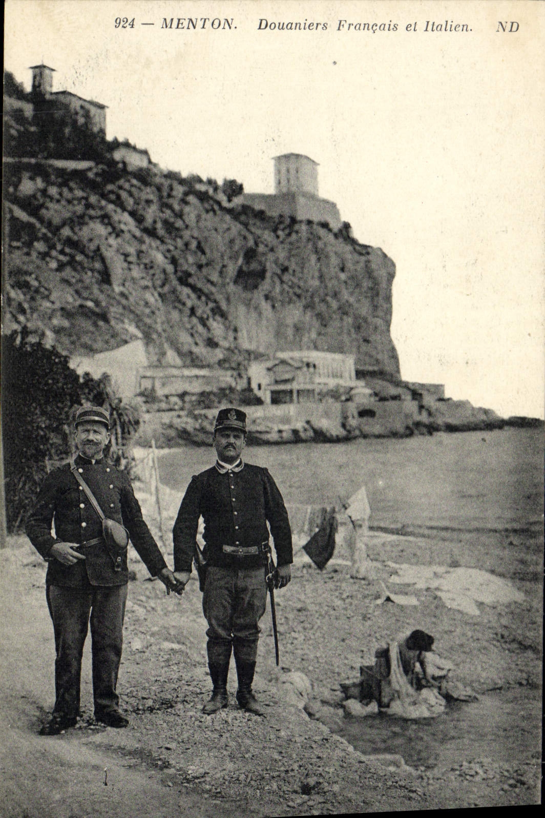 CPA Douane Douanes Menton Douaniers Francais et italien