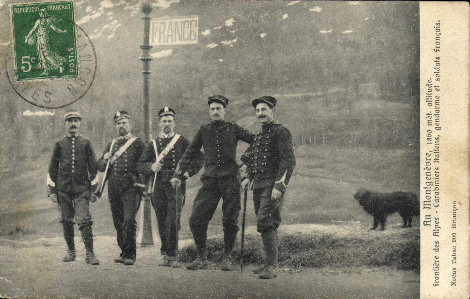 CPA Douane Douanes Au Montgenevre Frontiere des Alpes Carabiniers italiens gendarme et soldats francais Chien 
