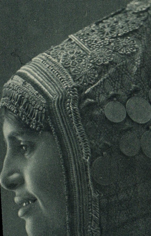 Femme portant un foulard orné — Palestine — Éditeur Jamati-Bres, n° 45