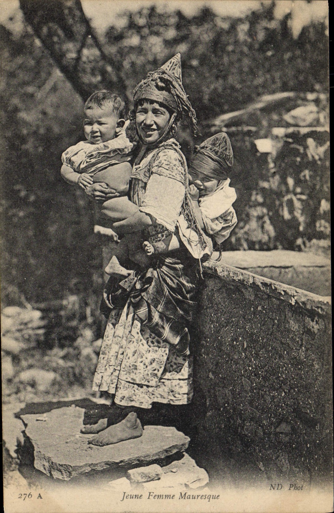 Jeune Femme Mauresque — avec deux enfants — ND Phot, n° 276 A