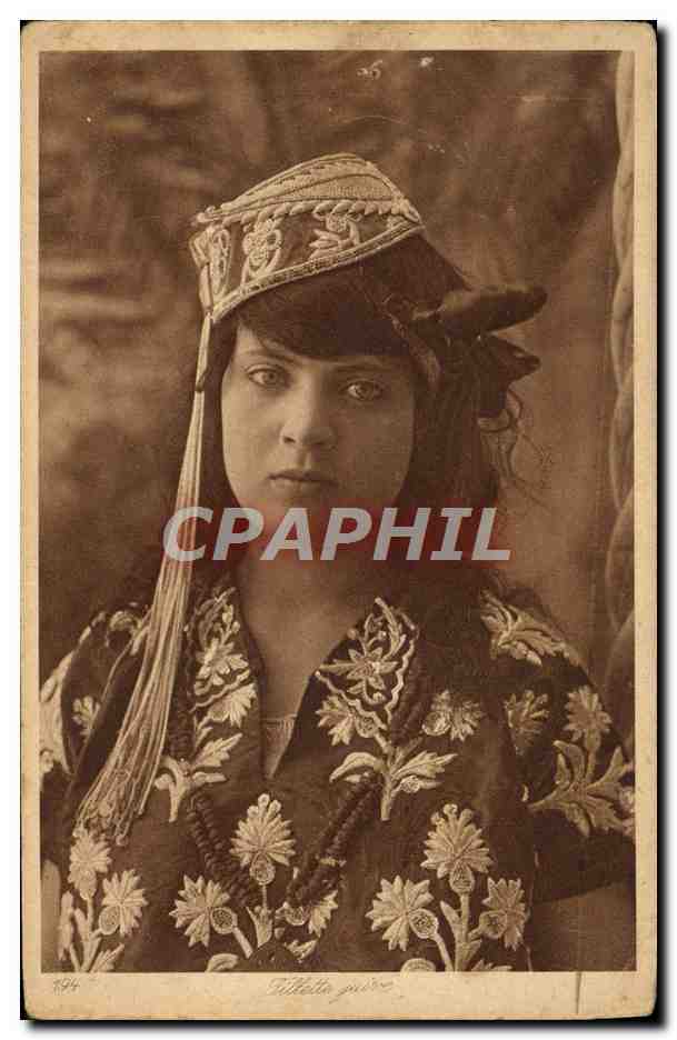 Femme en costume traditionnel — photographie — Tilletta primo