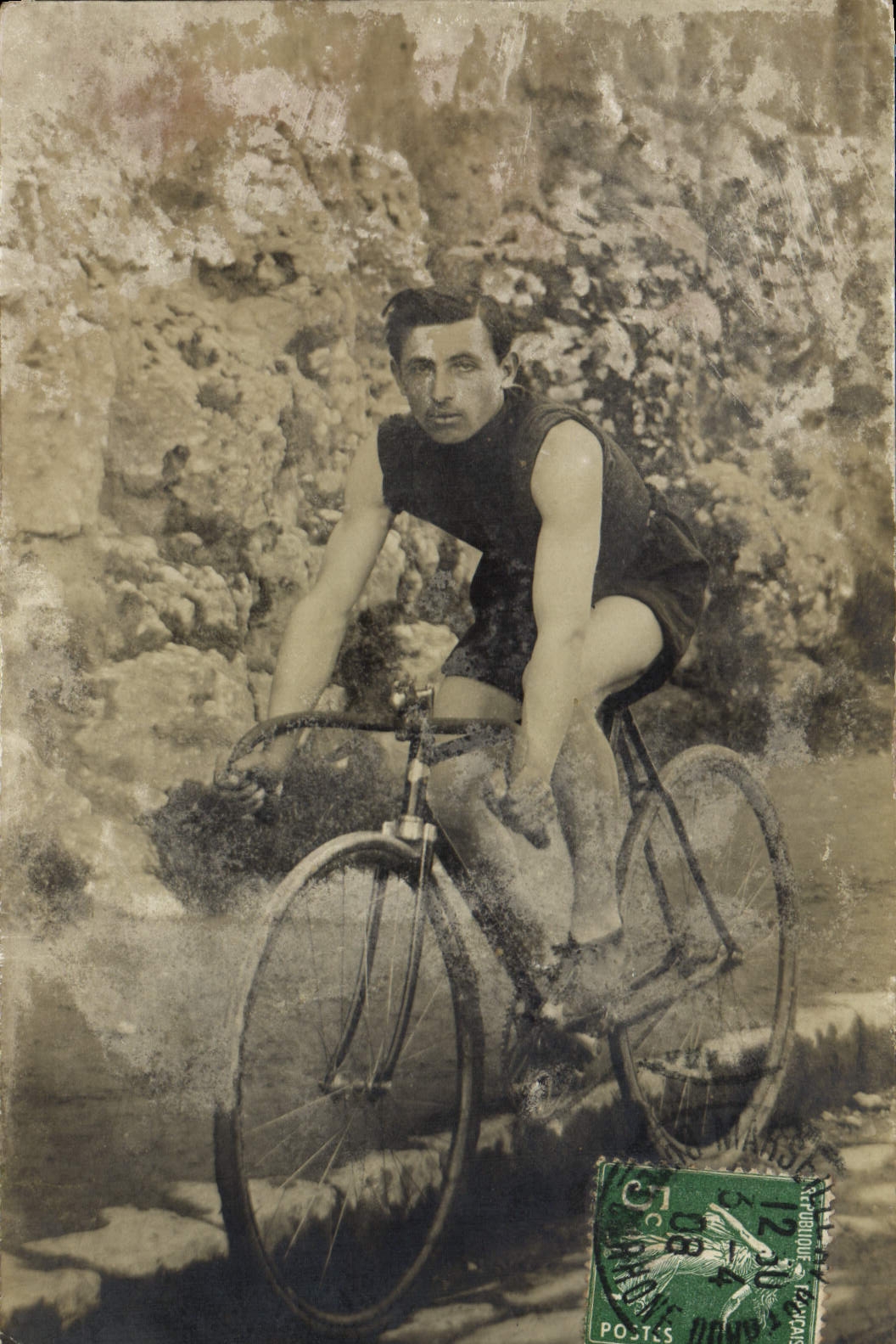 Cycliste en montagne — photo d'illustration — éditeur non identifié