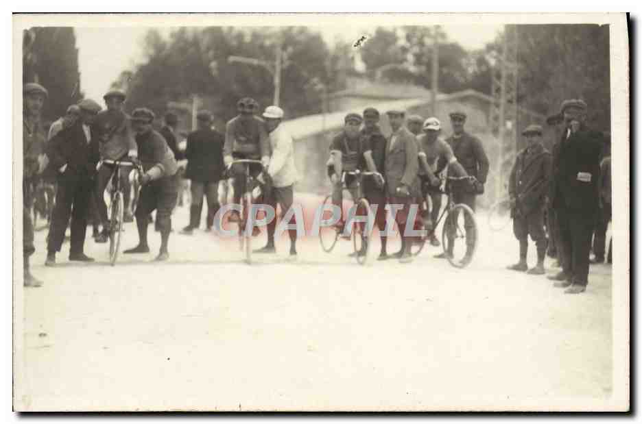 Course de cyclistes — groupe de coureurs et spectateurs — éditeur inconnu