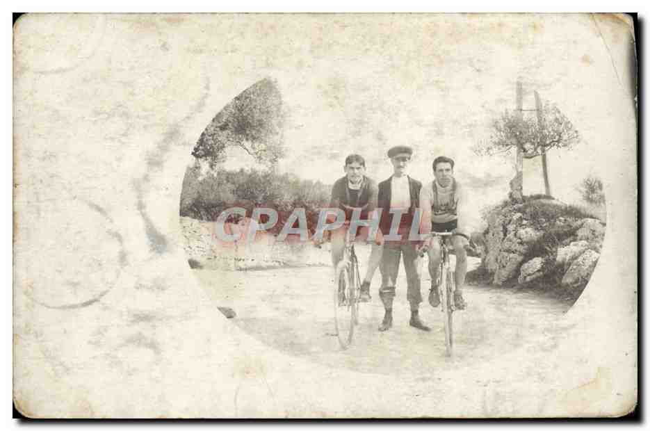 Tres ciclistas — paisaje rocoso — Graphphil