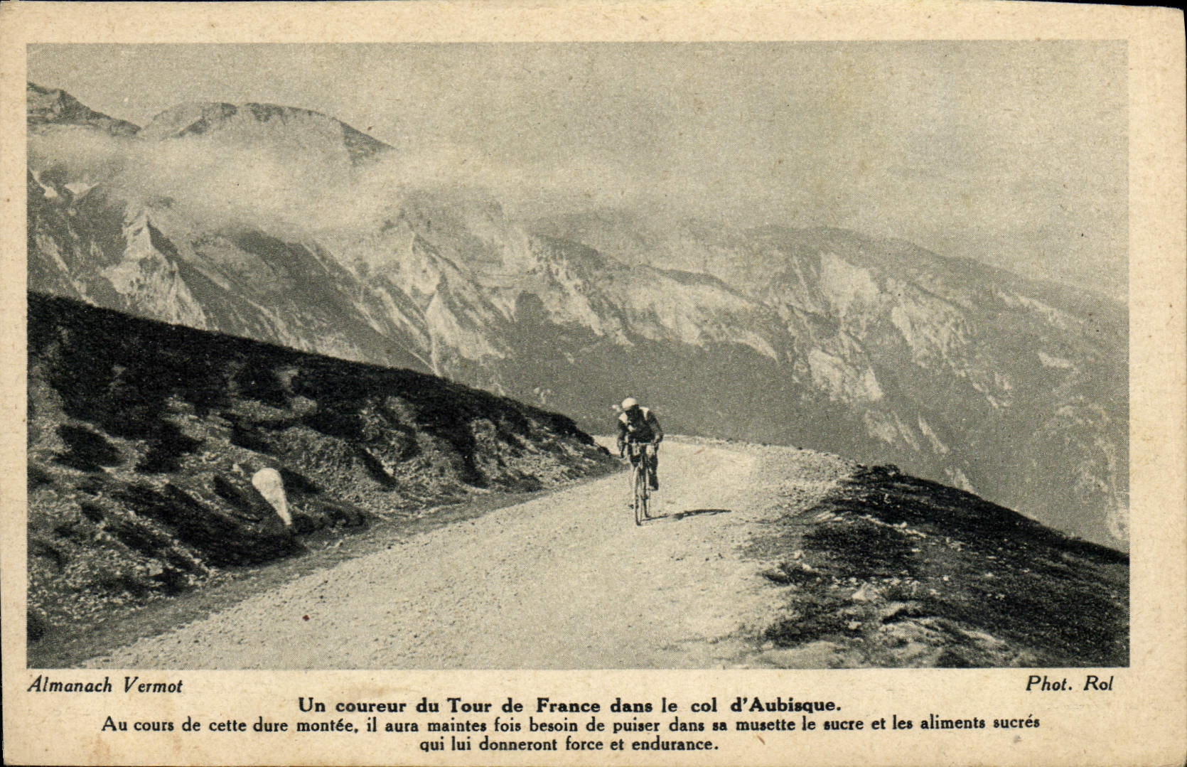 CPA Velo Cycle Cyclisme Un coureur du Tour de France dans le col d'Aubisque 