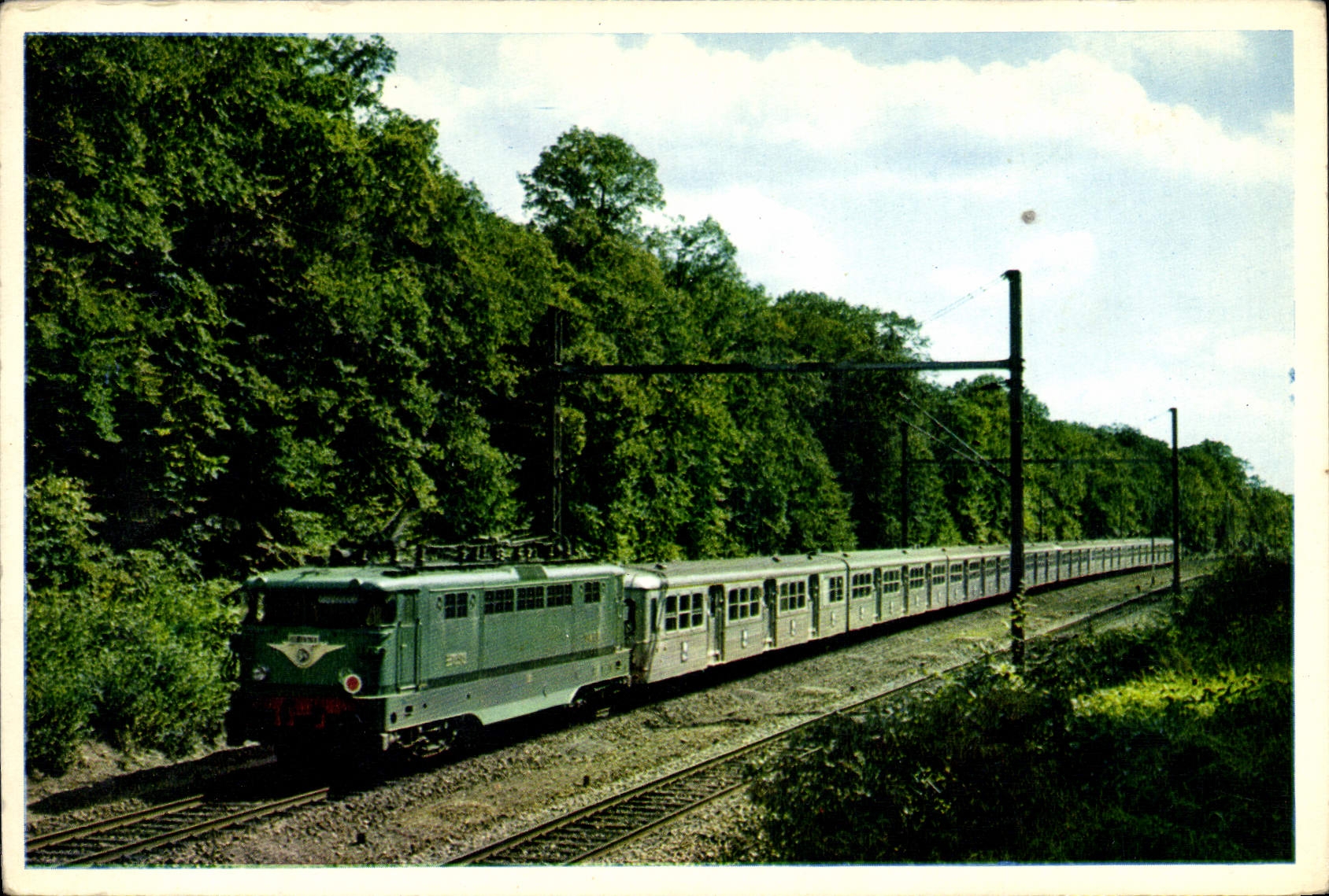 CPM Train en foret de Chantilly une rame reversible remorquee par une BB 16500