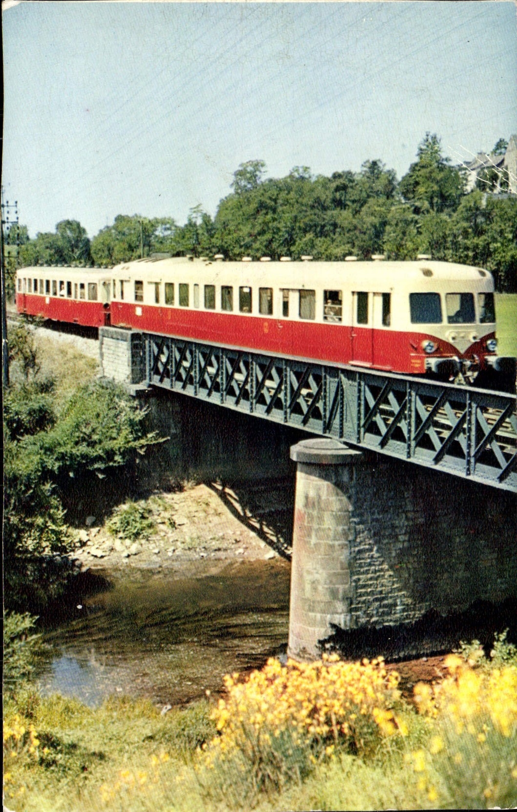 CPM Train Un autorail de 825 ch et sa remorque pres de Cabanois Ligne Brive Severac