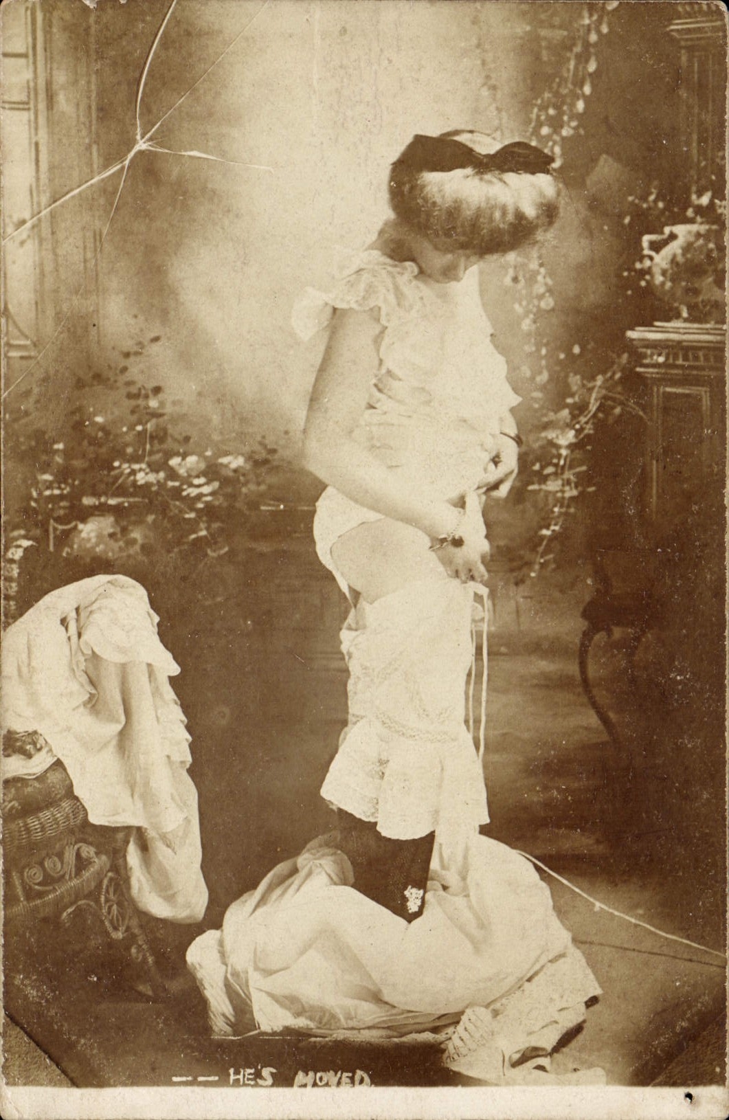 Femme en robe à volants — scène de déshabillage — carte postale