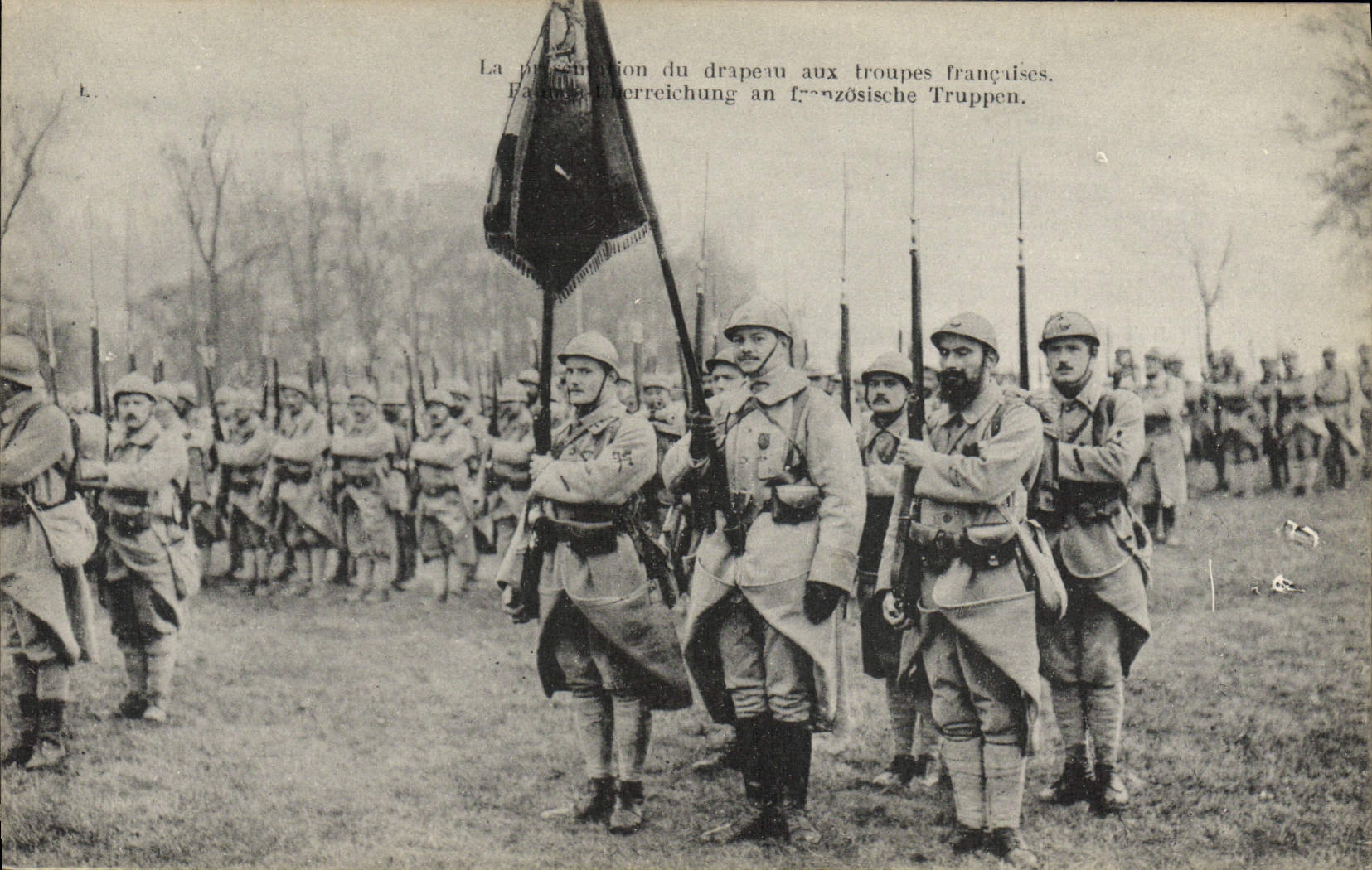 Présentation du drapeau aux troupes françaises — Éditeur non identifié, n° de série non visible