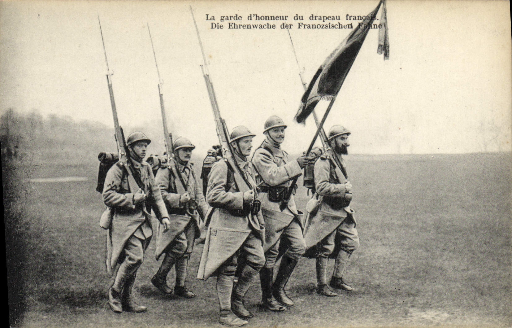 Eerwaarde wachtpost van het Franse vlaggen — soldaten in campagne-uniform — multilingual uitgave