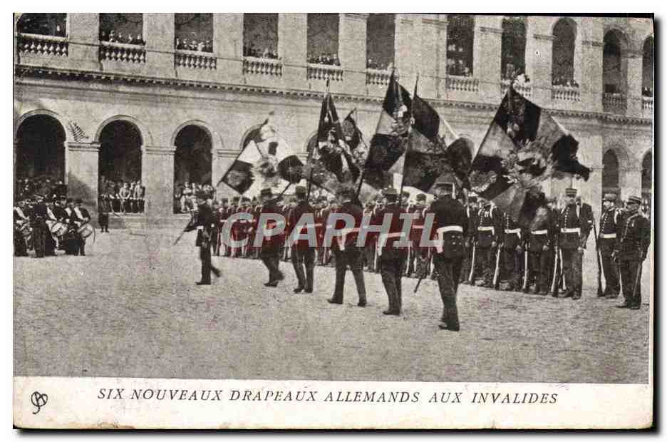 CPA Militaria Six nouveaux drapeaux allemands aux Invalides 