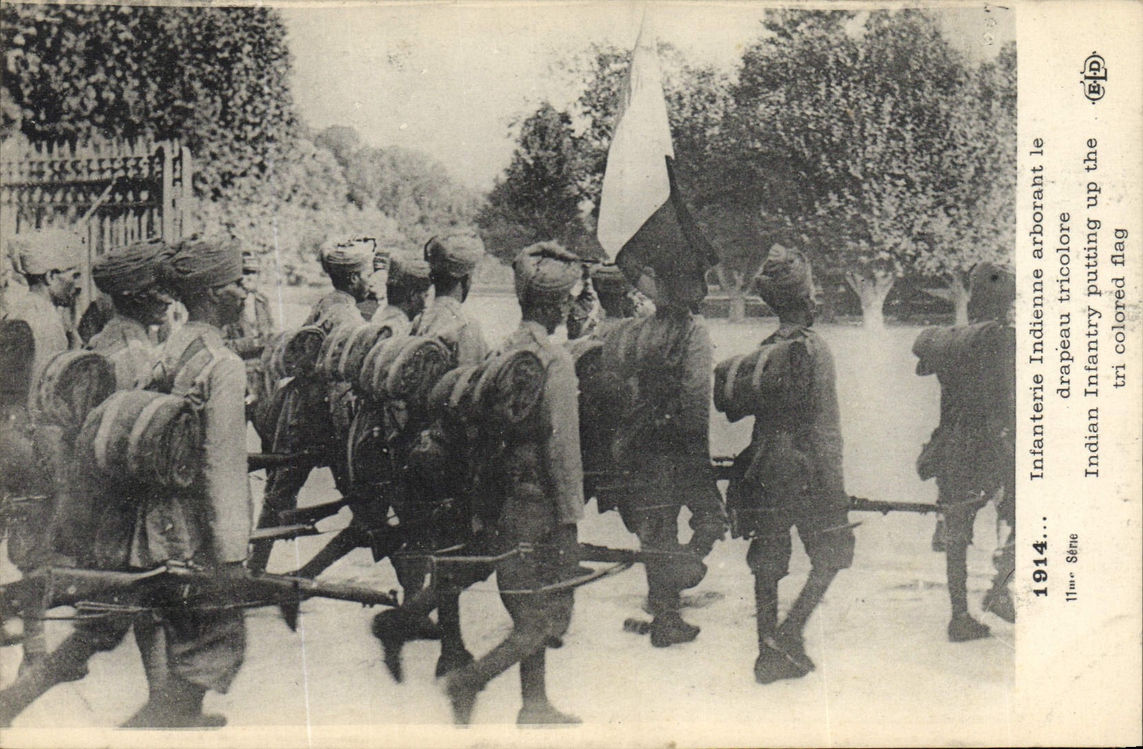 CPA Militaria Infanterie indienne arborant le drapeau tricolore 