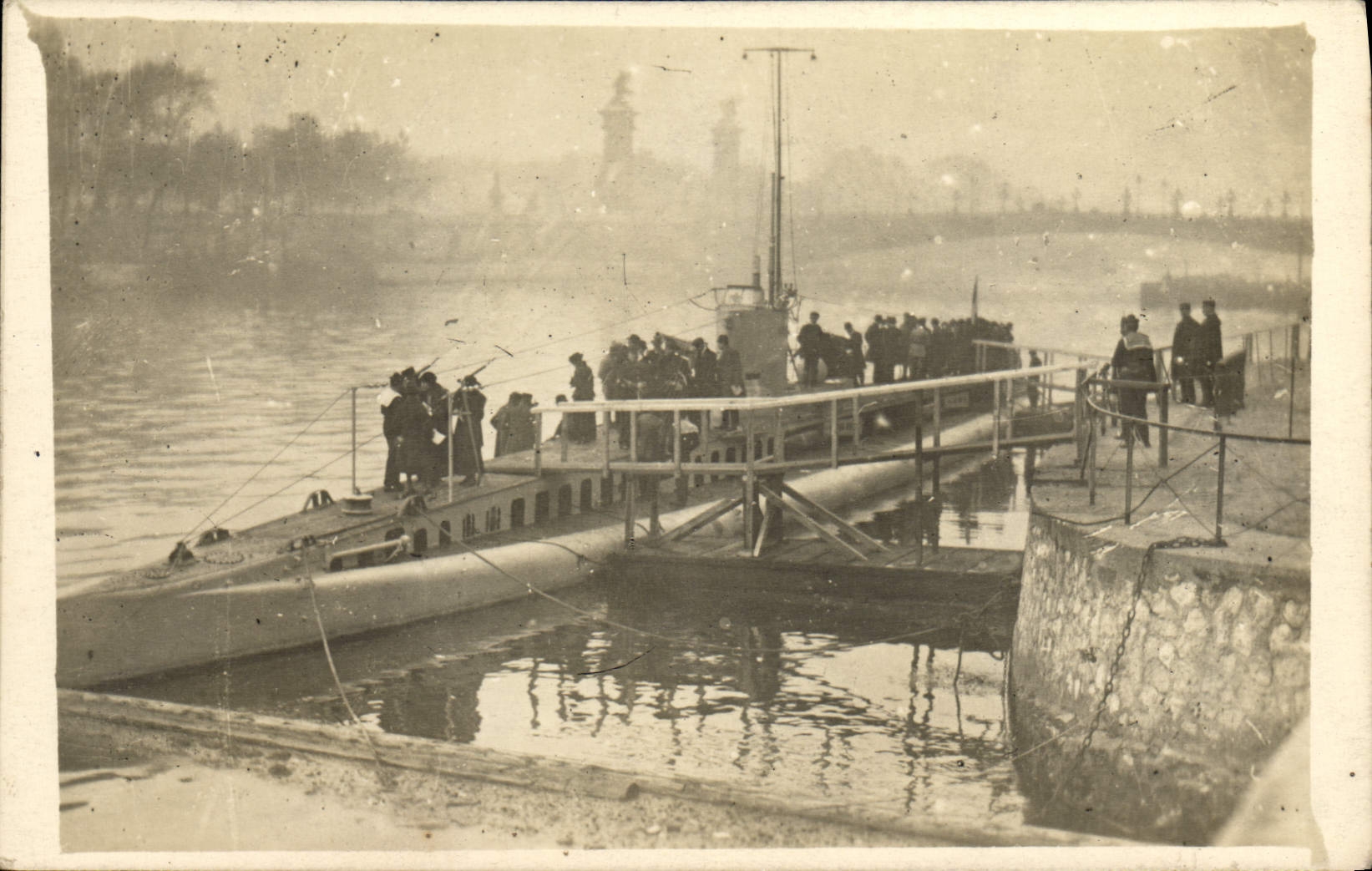 Submarino en el muelle — Pasajeros y personal — Editor: París, de Laugier, 21, boulevard Montparnasse, París VI