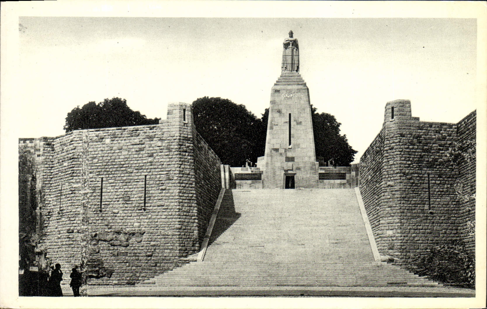 Monument à la Victoire et aux Soldats de Verdun — Léon Chesnay, architecte. Jean Boucher, sculpteur.