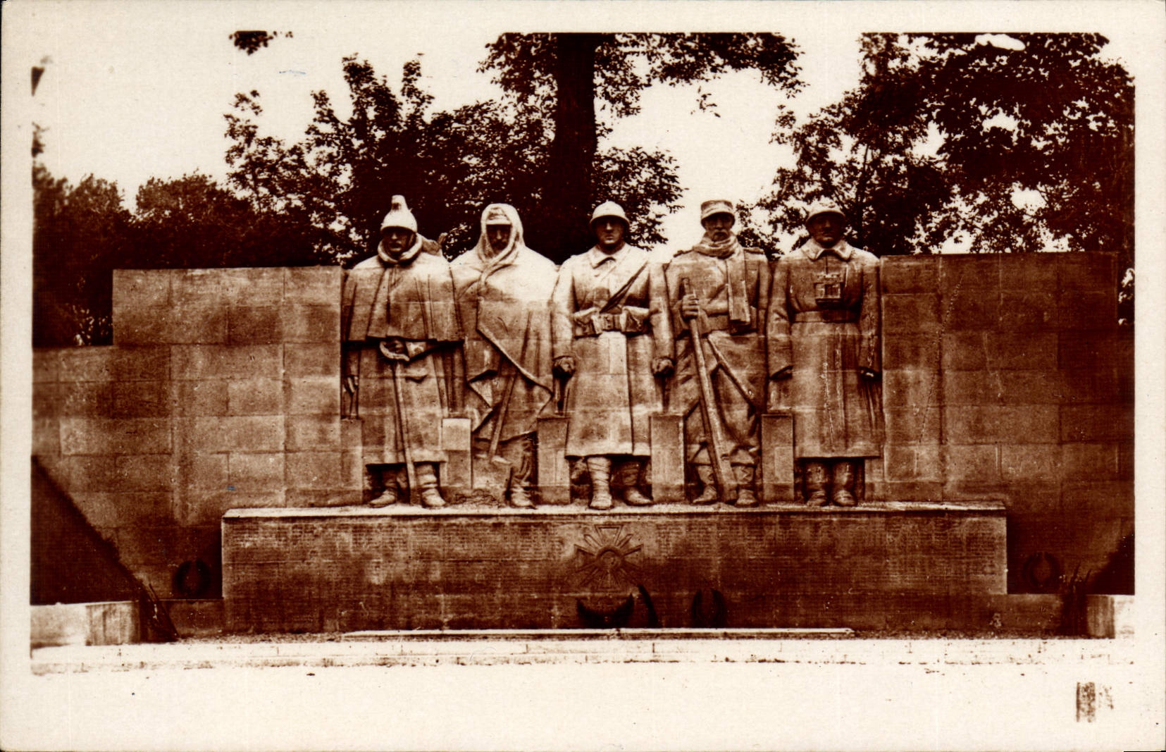Monument aux Enfants de Verdun Morts pendant la Guerre — Claude Grange, sculpteur — Édition V.G.