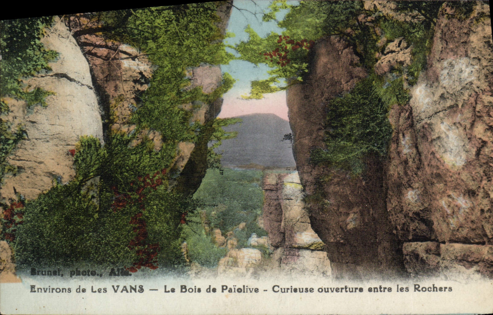 Umgebung von Les VANS — Der Bois de Païolive — Kuriose Öffnung zwischen den Felsen — Brunel, Foto. Alès
