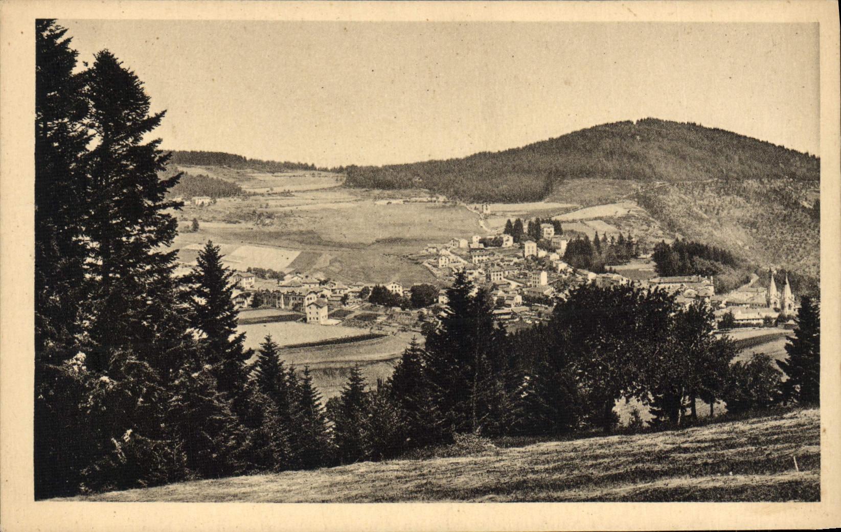 La Louvesc (Ardèche) — Vue générale — Quartier de la Fontaine et Mont-Chaix — Phot. Collin Maçon