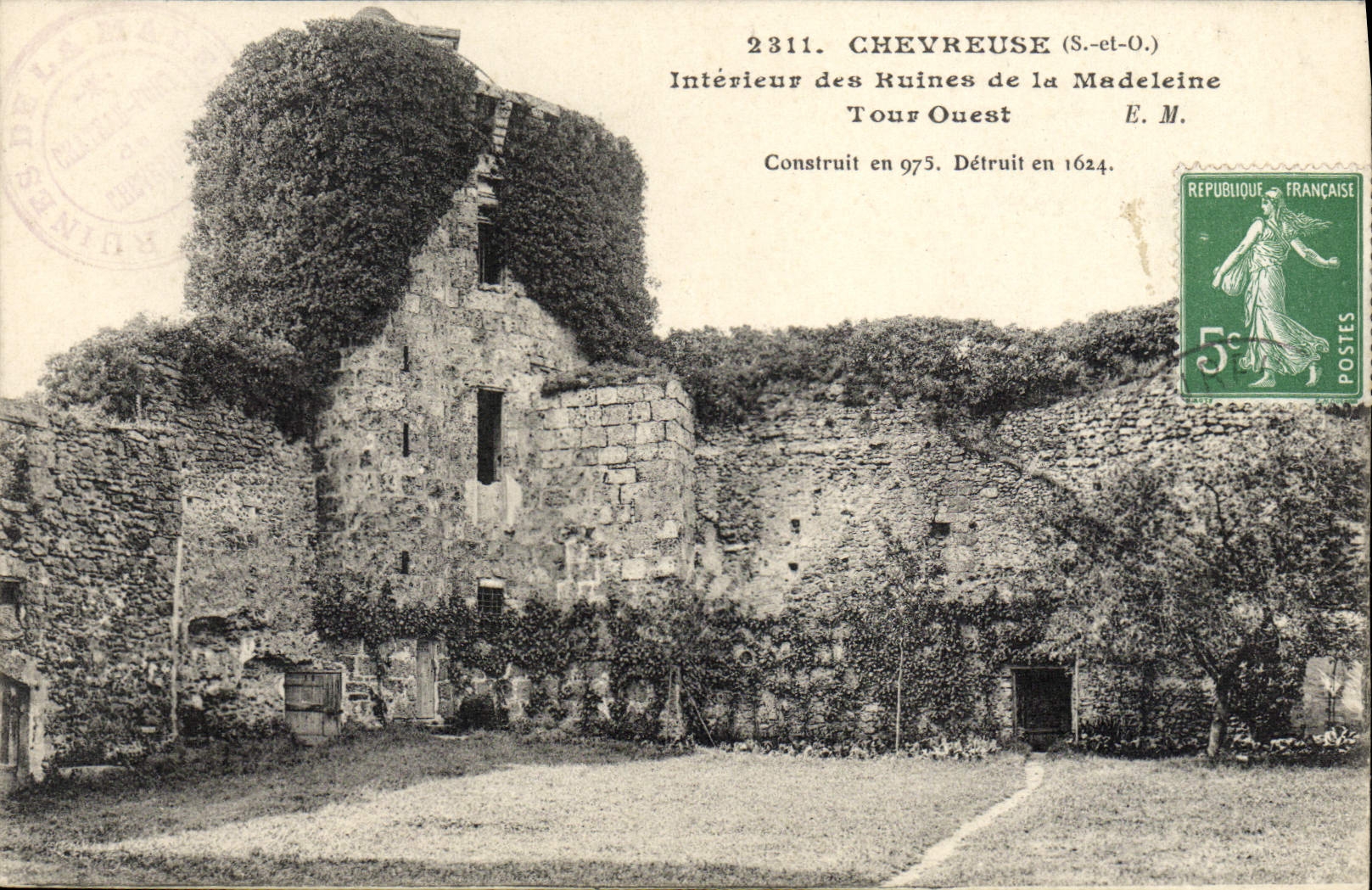 Chevreuse (S.-et-O.) — Intérieur des Ruines de la Madeleine, Tour Ouest — E.M. n°2311
