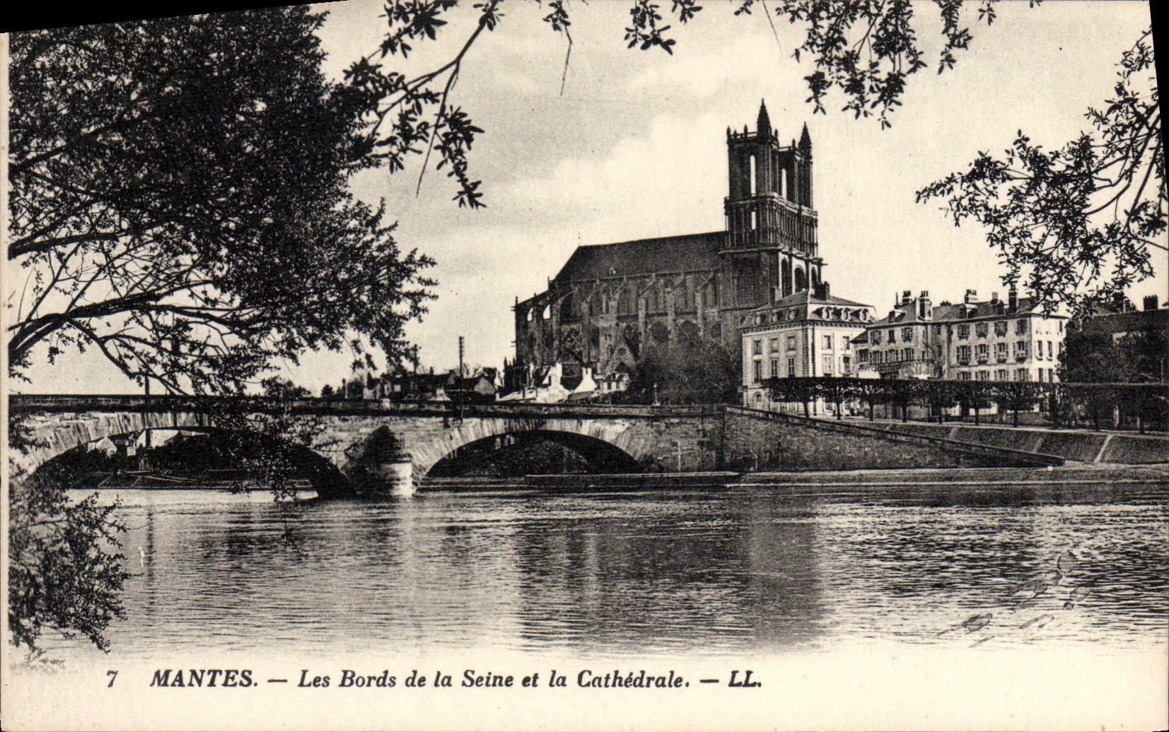 Mantes — Les Bords de la Seine et la Cathédrale — LL.