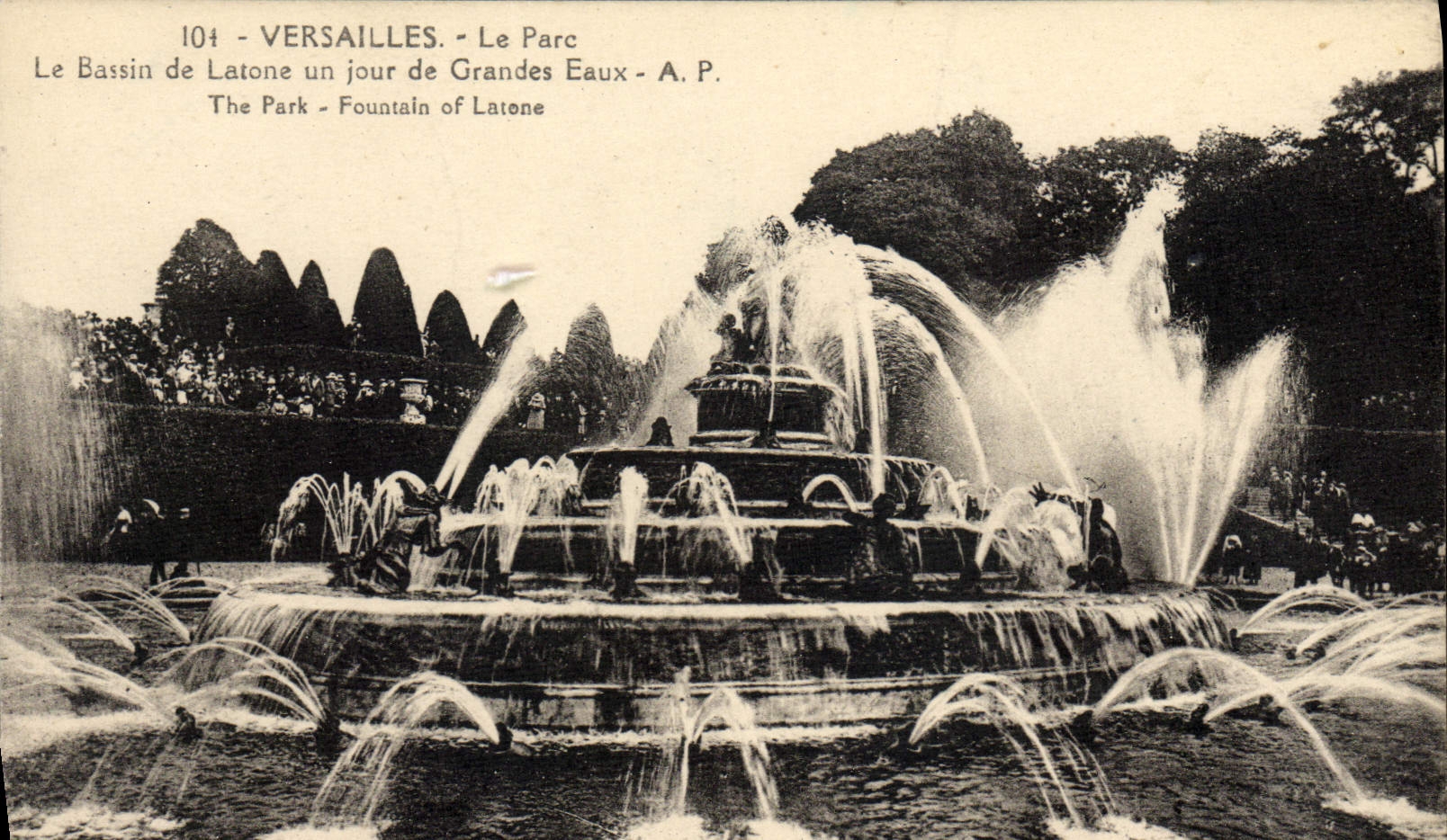 CPA Versailles Le Parc Le Bassin de Latone un jour de grandes eaux