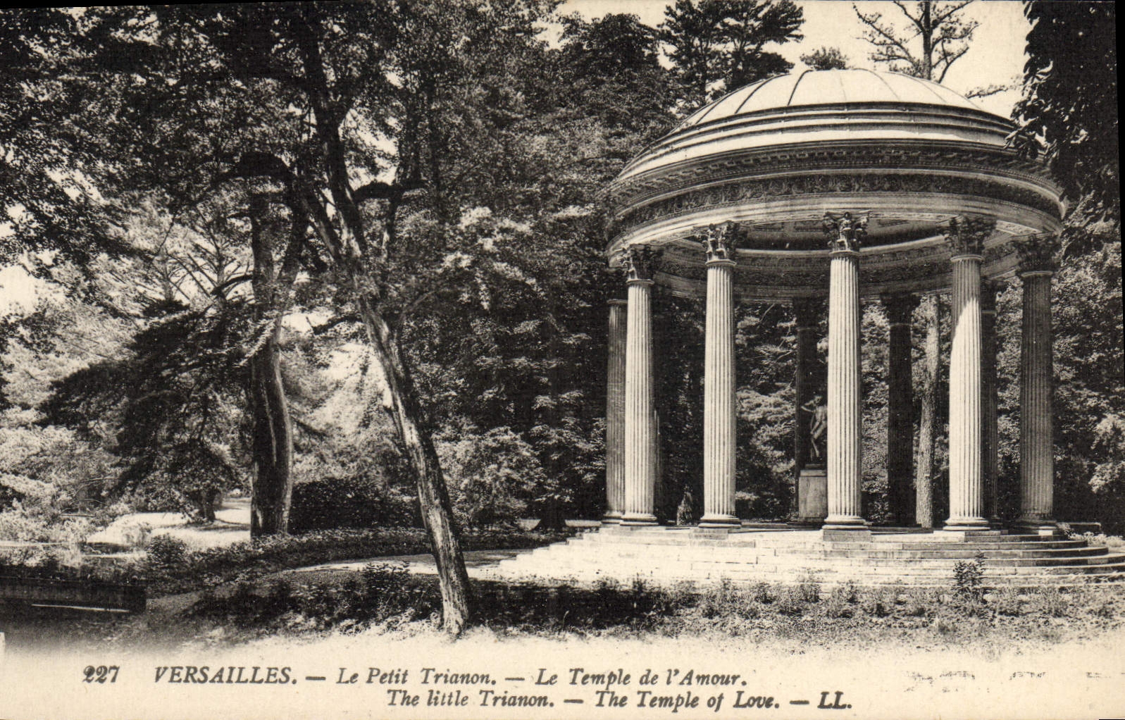 CPA Versailles Le Petit Trianon Le Temple de l'amour