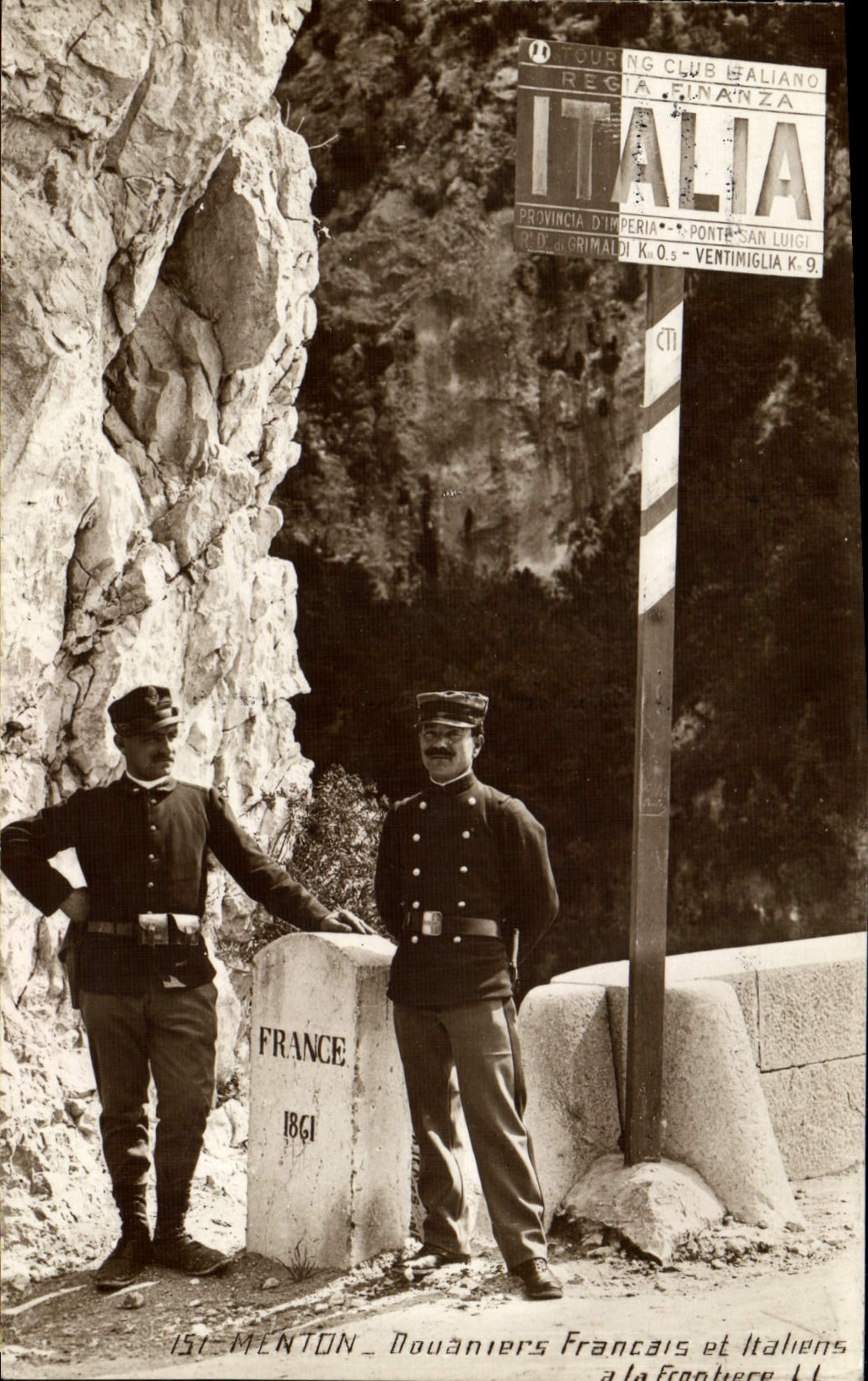 Saint-Menton — Douaniers français et italiens à la frontière — Touring Club Italiano