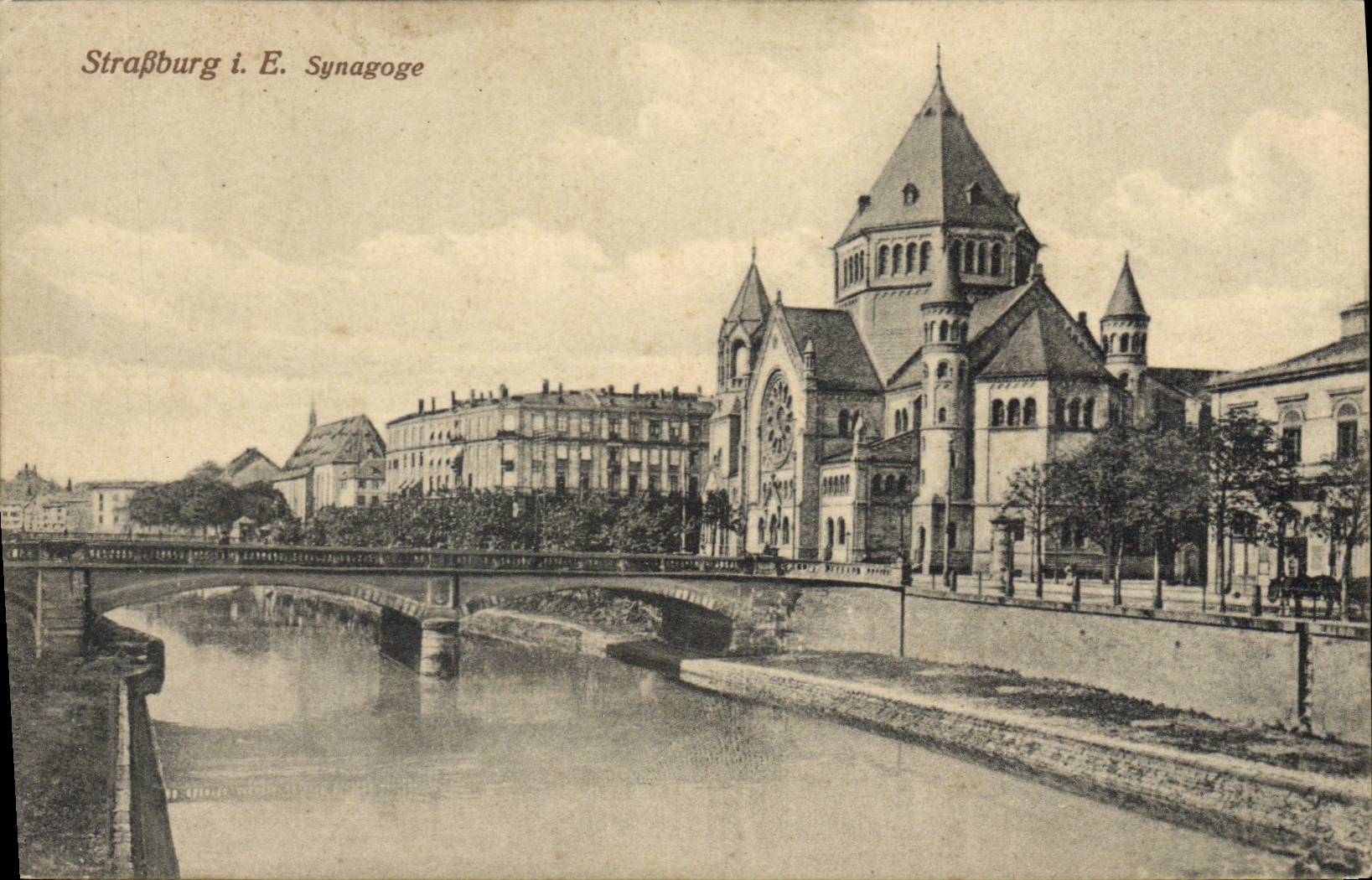 Strasbourg i. E. Synagoge — Ansicht der Synagoge mit dem Fluss und einer Brücke — Verlag unbekannt