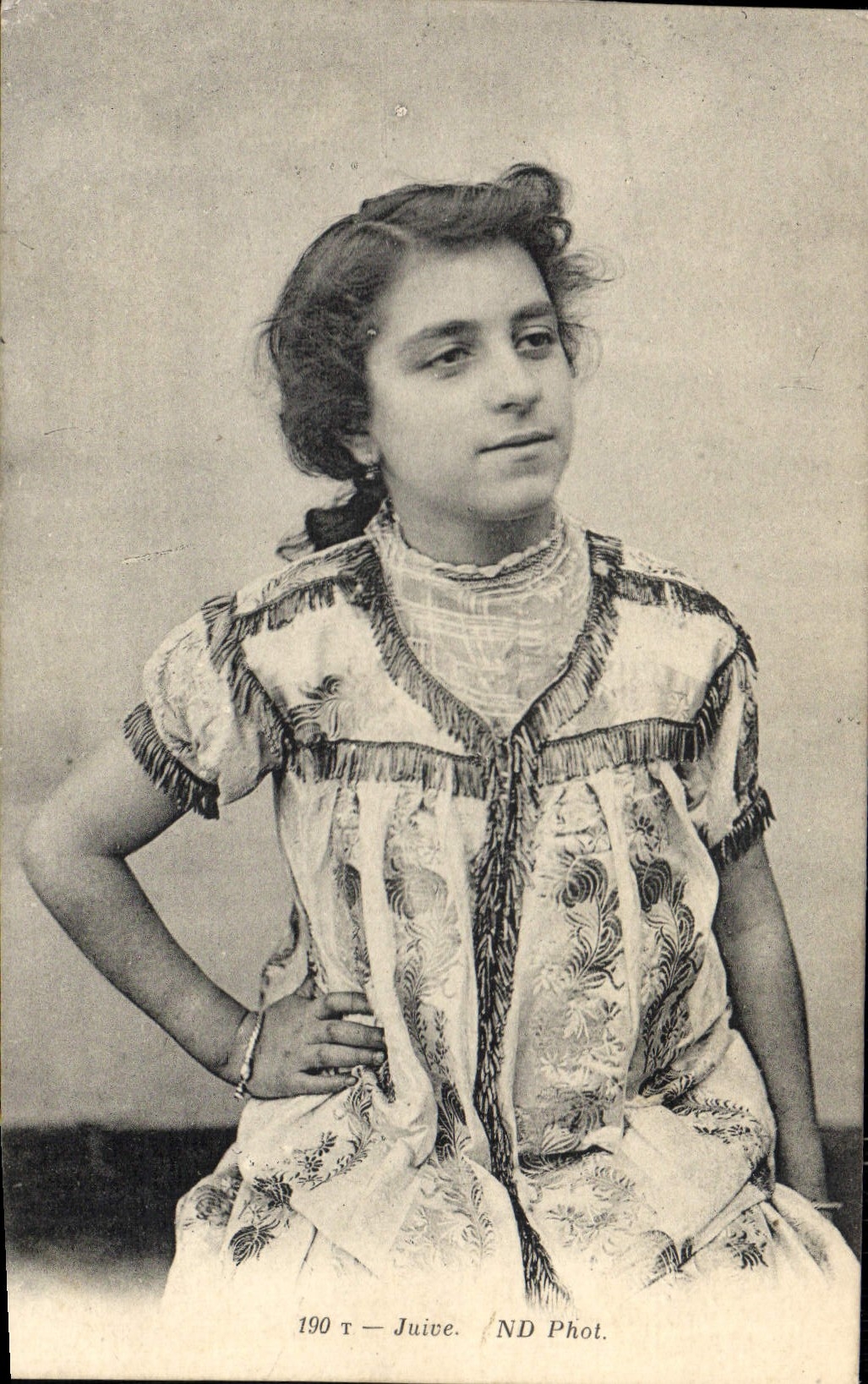 Jeune fille — portrait — ND Phot.