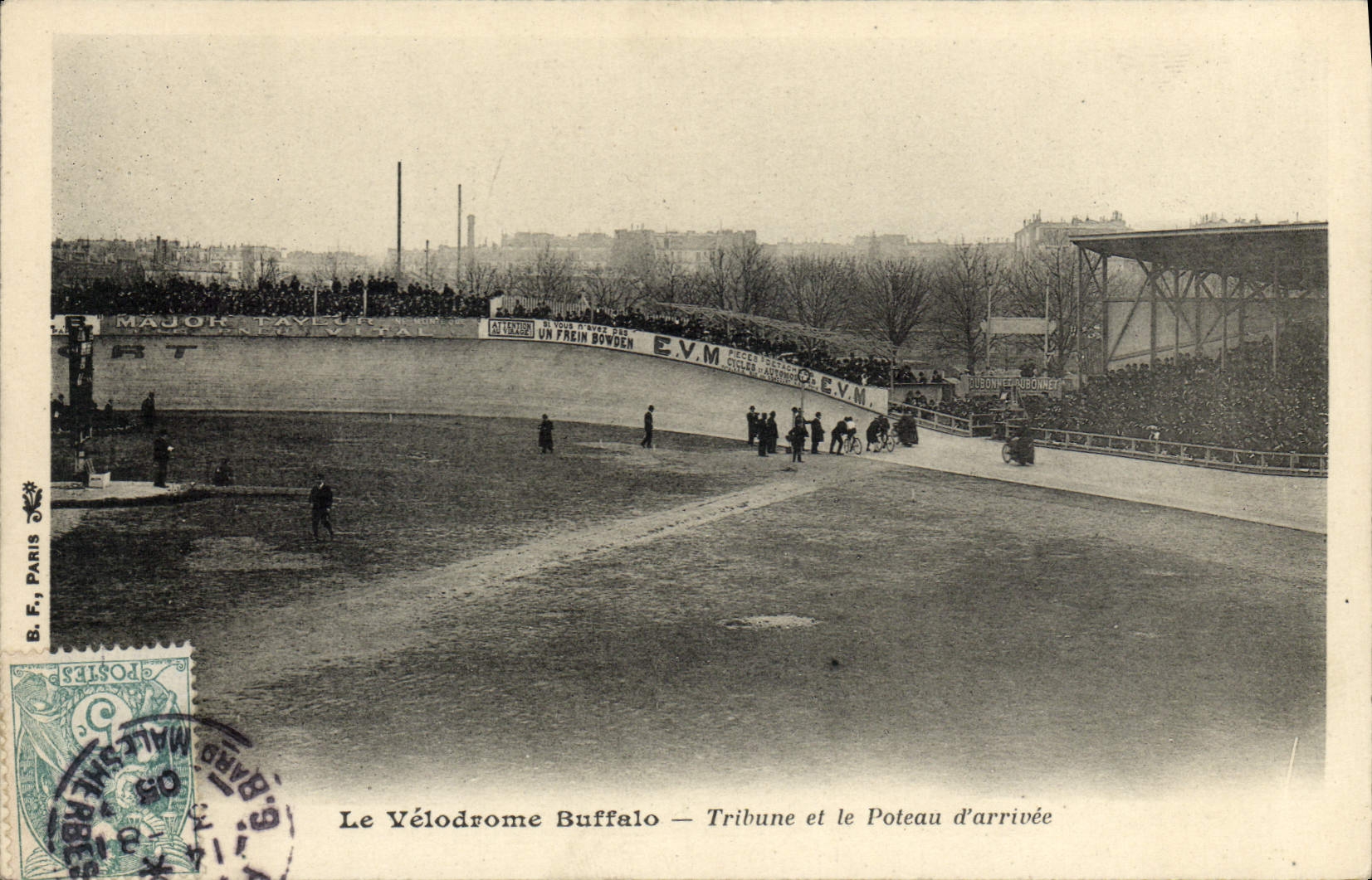 Le Vélodrome Buffalo — Tribune et le Poteau d'arrivée — B.F. Paris