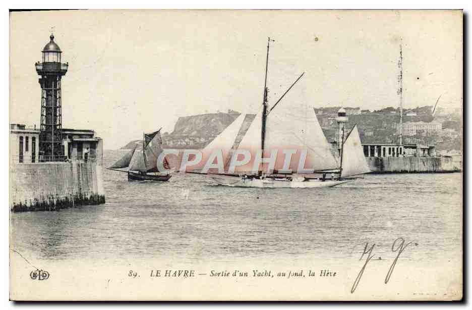 CPA Bateau Voilier Le Havre Sortie d'un yacht au fond la Heve 