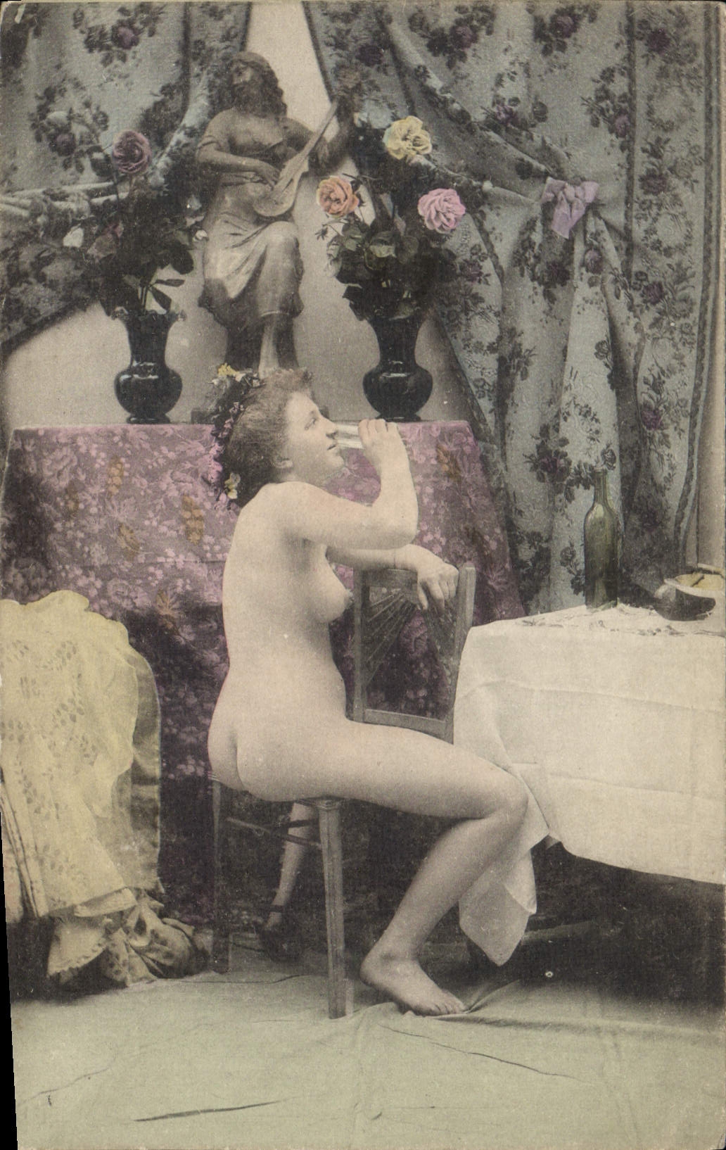 Nue buvant — scène intérieure — éditeur inconnu, n° de série non lisible