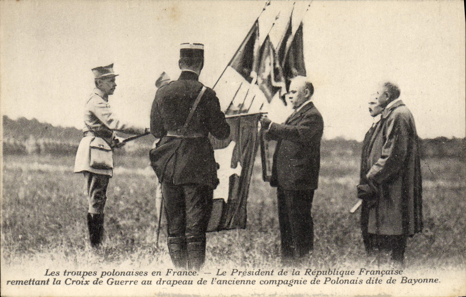 Poolse troepen in Frankrijk — De President van de Franse Republiek overhandigt de Oorlogskruis aan het vaandel van de oude compagnie van Bayonne