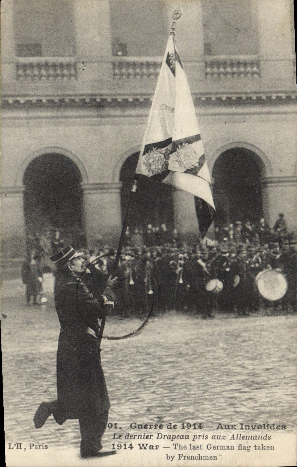 Drapeau allemand pris aux Invalides — Paris — L'H, Paris, n°001