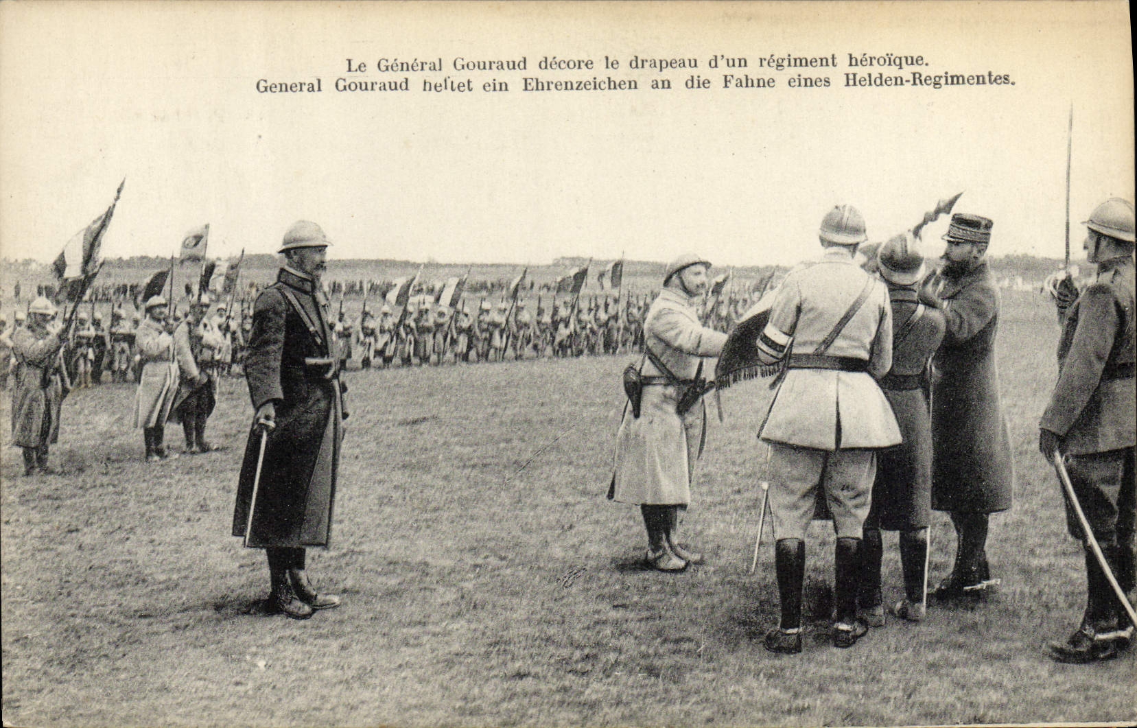 Generaal Gouraud decorert de vlag van een heldhaftig regiment — Onbekende uitgever, serie-nummer niet zichtbaar