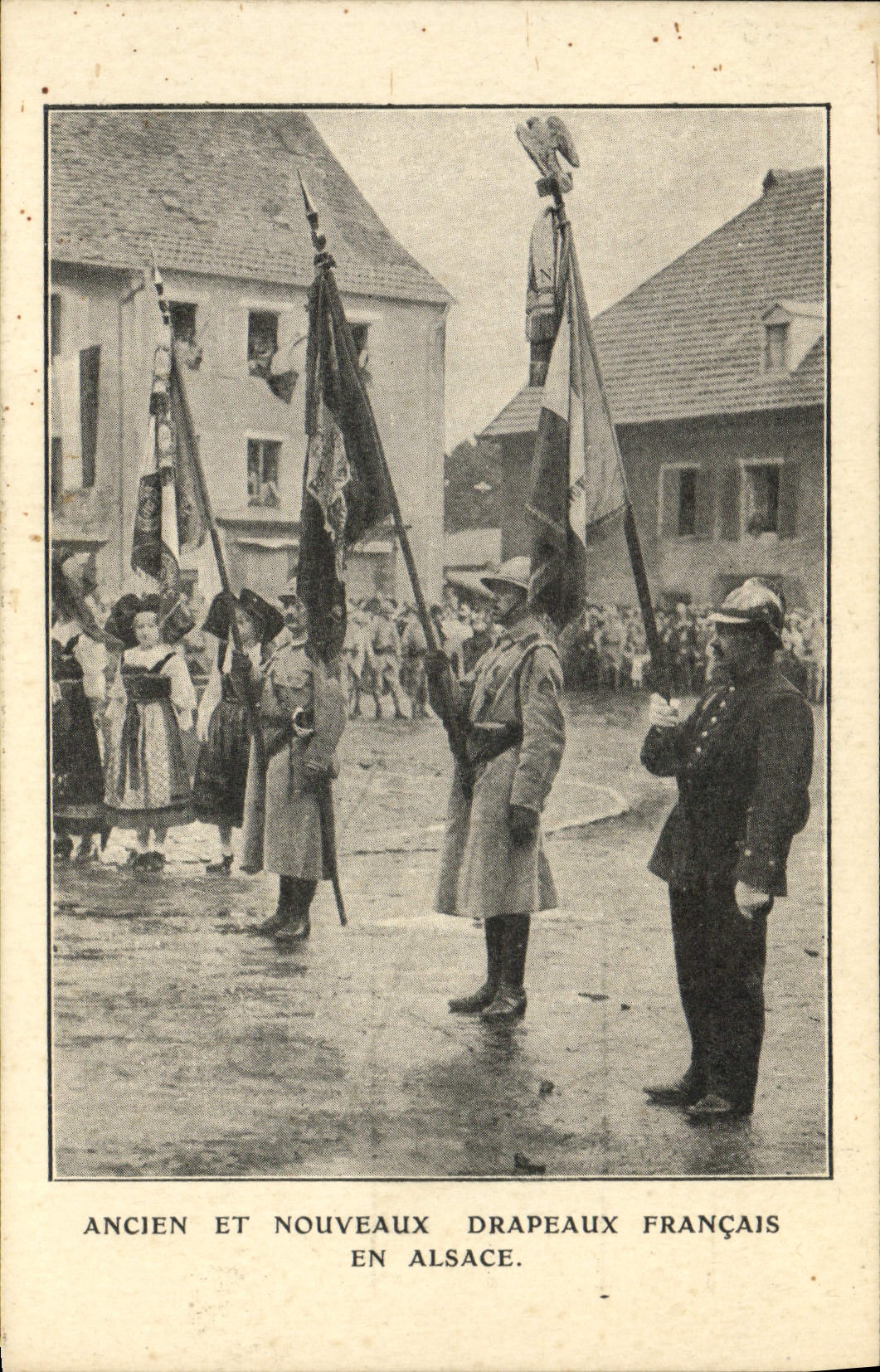 Antiguas y nuevas banderas francesas en Alsacia — editor no visible