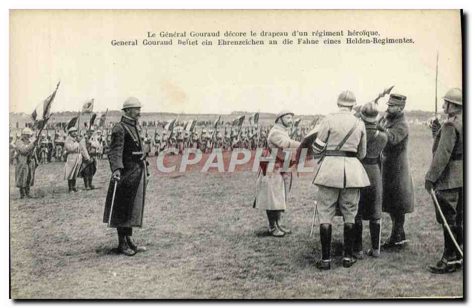 Le Général Gouraud décore le drapeau d'un régiment héroïque — Éditeur non identifié, n° de série non visible