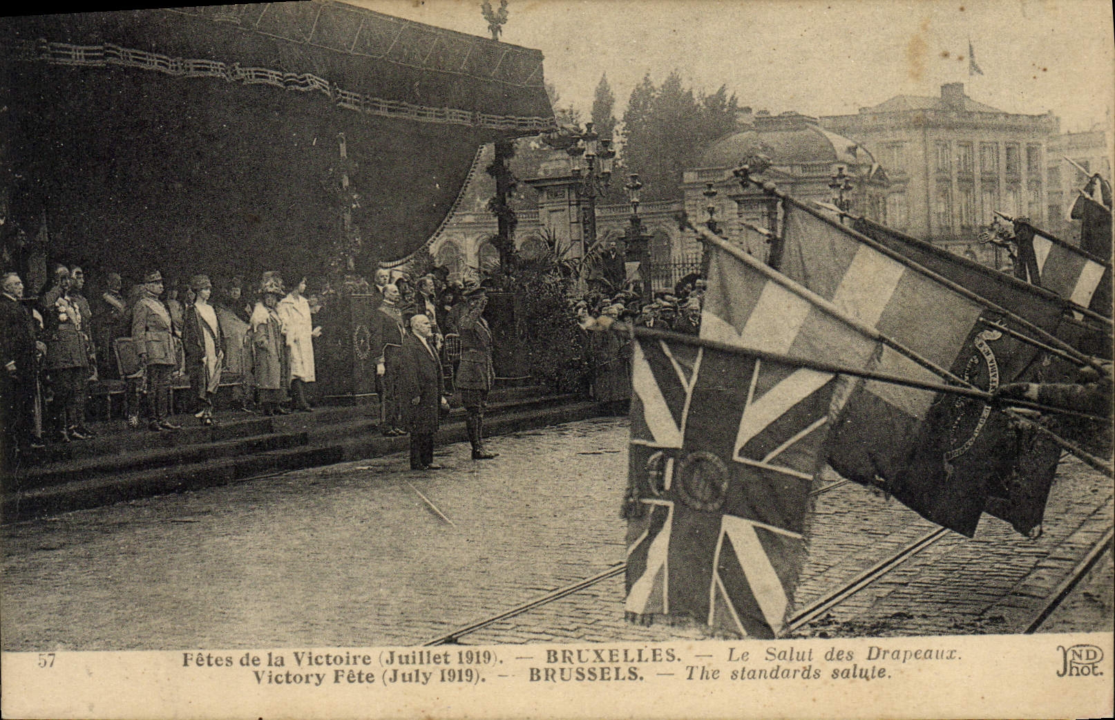 CPA Militaria Fetes de la Victoire Juillet 1919 Bruxelles Le salut aux drapeaux 