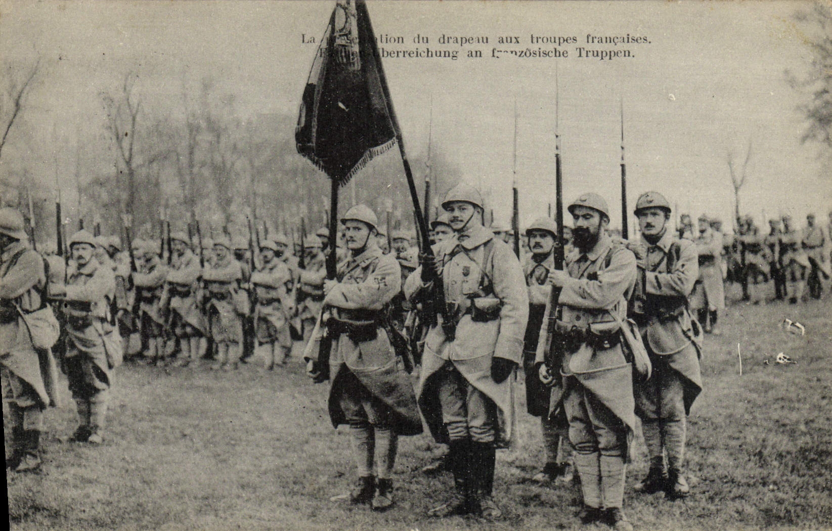 Cérémonie de remise du drapeau aux troupes françaises — Éditeur non identifié, n° de série non visible