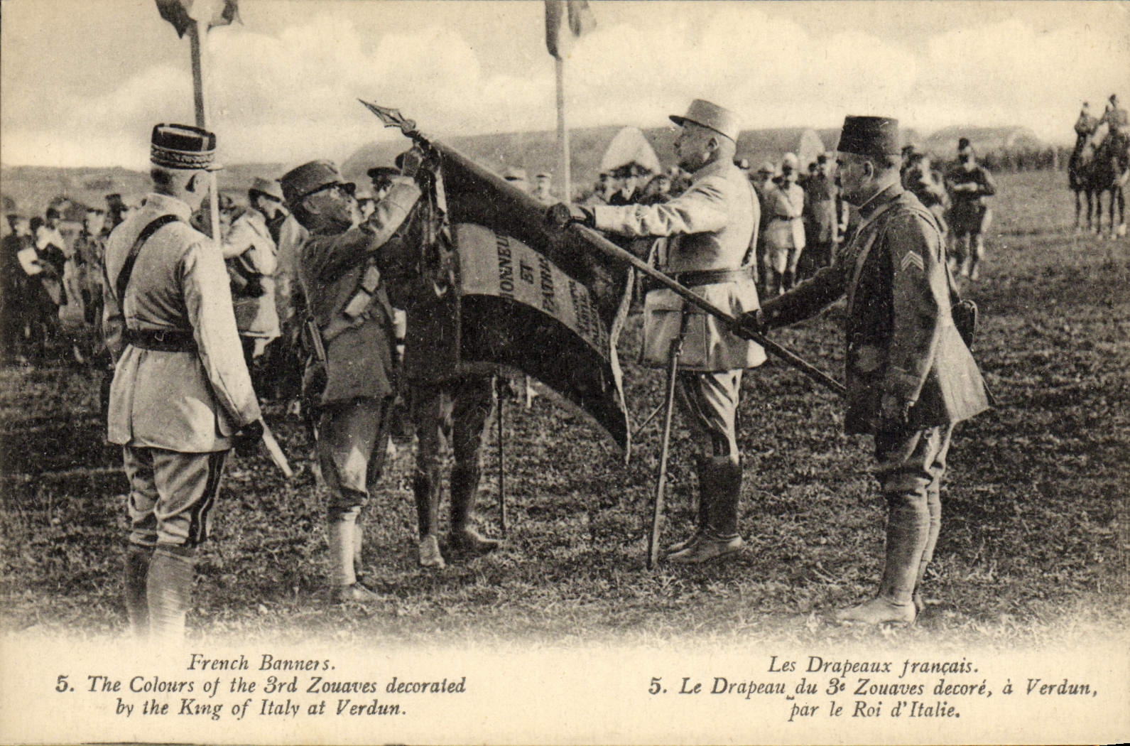 Die Fahnen des 3. Zouaves-Regiments, verziert, in Verdun, vom König von Italien