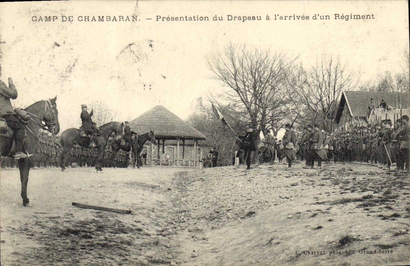 Camp van Chambaran — Presentatie van het Vlag bij de Aankomst van een Regiment — L. Charval phot-édit Grand-Serre