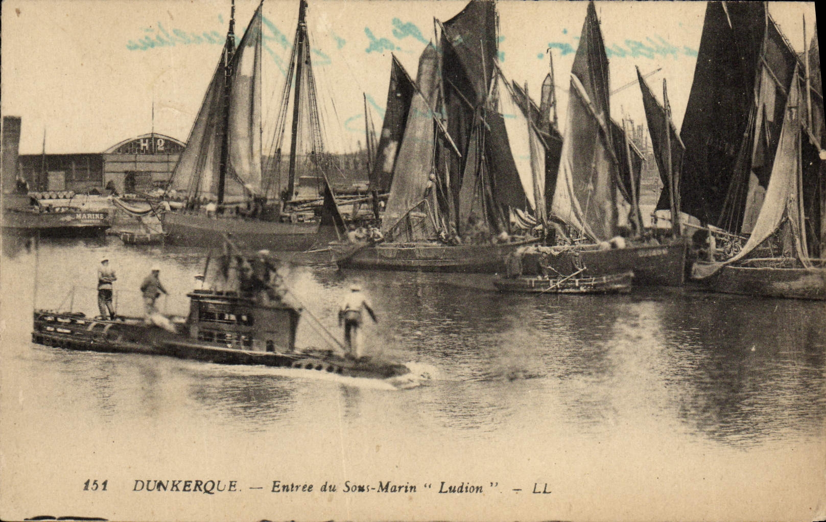 CPA Bateau Sous marin Sous-marin Dunkerque Entree du sous marin Ludion