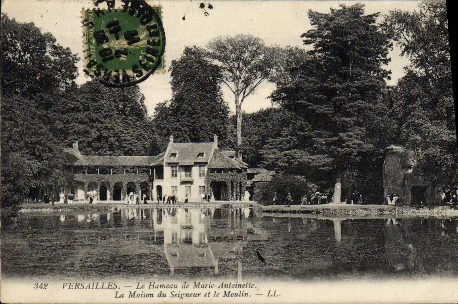 CPA Versailles Le Hameau de Marie Antoinette La maison du seigneur et le moulin 