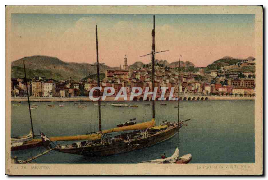 CPA Menton Le port et la vieille ville Bateau