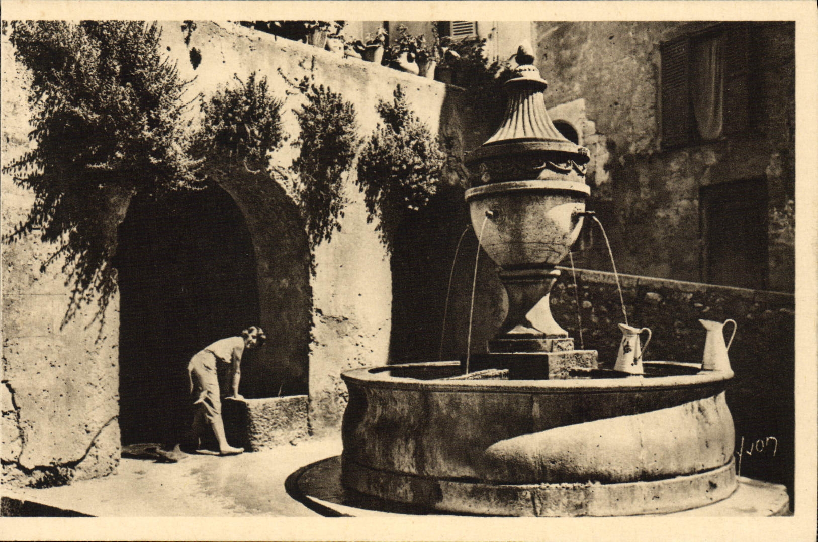 CPA Saint Paul La vieille Fontaine Femme 