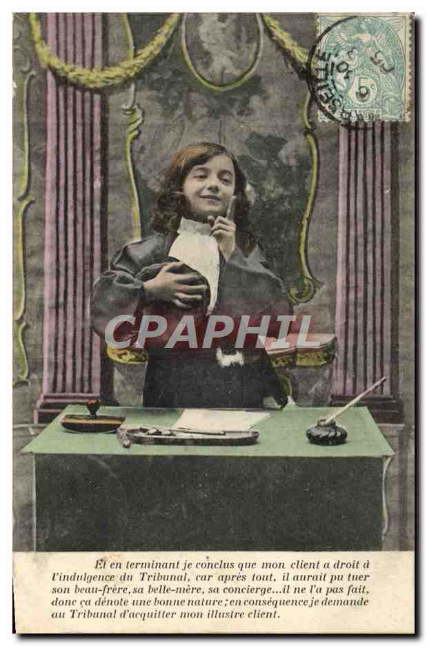 Jeune garçon en costume de juge — scène théâtrale — éditeur inconnu
