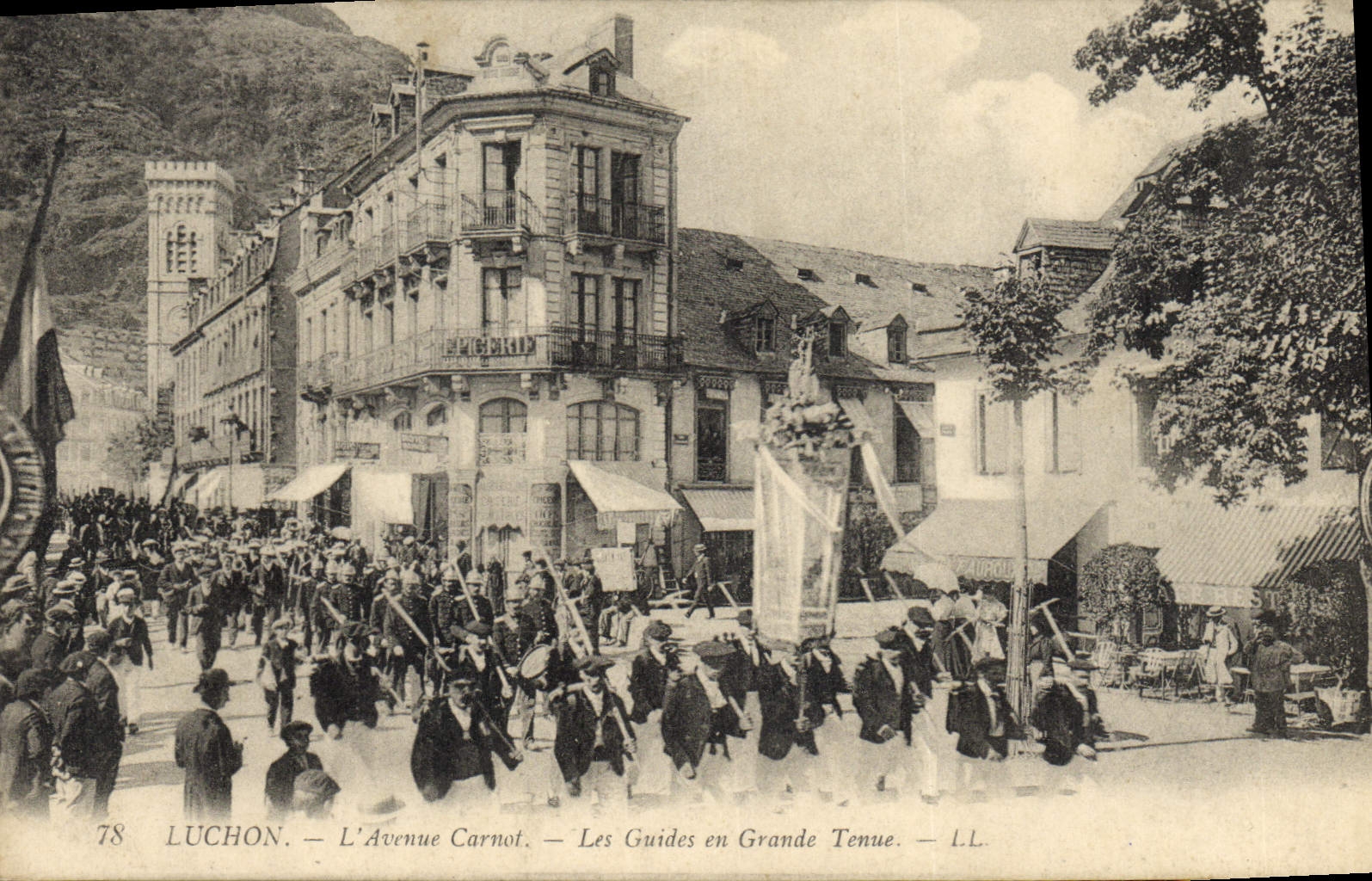 Luchon — L'Avenue Carnot — Les Guides en Grande Tenue — L.L. n°78